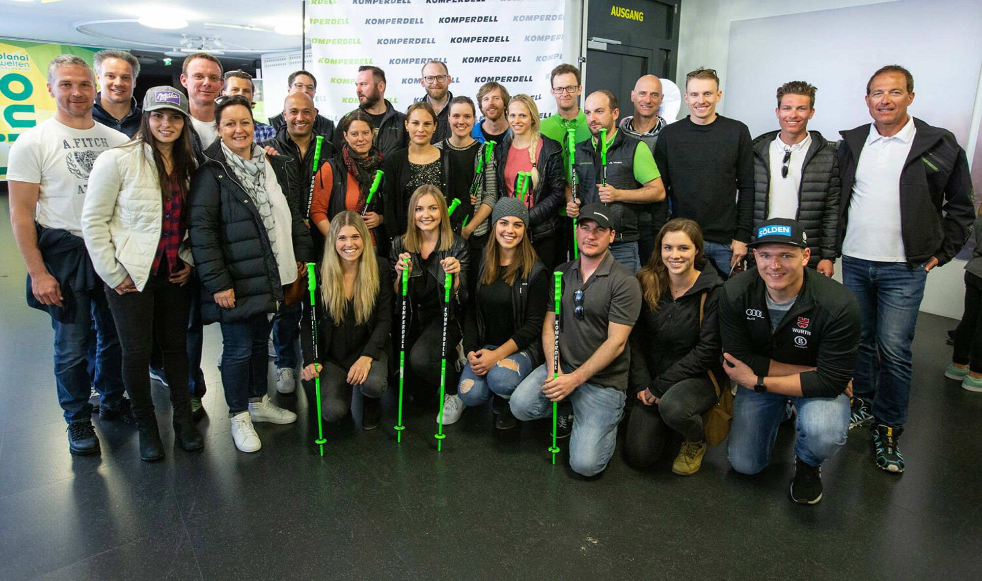 Rennlauf-Athleten Gruppenfoto mit Mitarbeiter